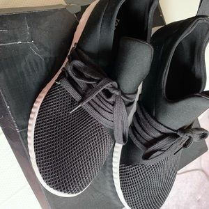 Tennis shoes